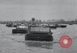 Standbild amphibious Jeeps United States USA, 1943, aus Sekunde 23 historischem Filmmaterial Videoclip 65675029285