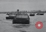 Standbild amphibious Jeeps United States USA, 1943, aus Sekunde 25 historischem Filmmaterial Videoclip 65675029285