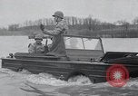 Standbild amphibious Jeeps United States USA, 1943, aus Sekunde 26 historischem Filmmaterial Videoclip 65675029285