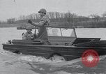 Standbild amphibious Jeeps United States USA, 1943, aus Sekunde 27 historischem Filmmaterial Videoclip 65675029285