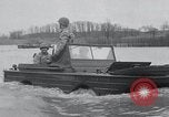 Standbild amphibious Jeeps United States USA, 1943, aus Sekunde 28 historischem Filmmaterial Videoclip 65675029285