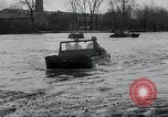 Standbild amphibious Jeeps United States USA, 1943, aus Sekunde 29 historischem Filmmaterial Videoclip 65675029285
