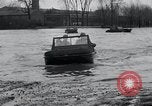 Standbild amphibious Jeeps United States USA, 1943, aus Sekunde 30 historischem Filmmaterial Videoclip 65675029285
