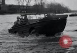 Standbild amphibious Jeeps United States USA, 1943, aus Sekunde 32 historischem Filmmaterial Videoclip 65675029285