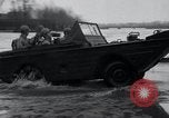 Standbild amphibious Jeeps United States USA, 1943, aus Sekunde 33 historischem Filmmaterial Videoclip 65675029285
