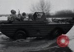 Standbild amphibious Jeeps United States USA, 1943, aus Sekunde 34 historischem Filmmaterial Videoclip 65675029285