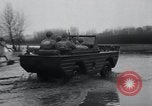 Standbild amphibious Jeeps United States USA, 1943, aus Sekunde 35 historischem Filmmaterial Videoclip 65675029285