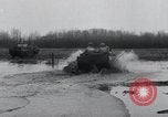 Standbild amphibious Jeeps United States USA, 1943, aus Sekunde 37 historischem Filmmaterial Videoclip 65675029285