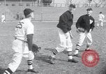 Standbild New York Giants Ausbildung in Zweiten Weltkrieg College Park Maryland USA, 1943, aus Sekunde 49 historischem Filmmaterial Videoclip 65675029287