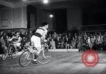 Image Bicycle polo Autriche, 1952, de la seconde 24 séquences d'archives historiques vidéo 65675029296