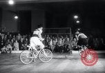 Image Bicycle polo Autriche, 1952, de la seconde 25 séquences d'archives historiques vidéo 65675029296