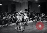 Image Bicycle polo Autriche, 1952, de la seconde 30 séquences d'archives historiques vidéo 65675029296