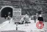 Standbild Ausgrabungen an der Grotte von Kaiser Tiberius Syrien, daraa Bosra, 1958, aus Sekunde 9 historischem Filmmaterial Videoclip 65675029303