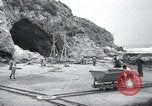 Standbild Ausgrabungen an der Grotte von Kaiser Tiberius Syrien, daraa Bosra, 1958, aus Sekunde 14 historischem Filmmaterial Videoclip 65675029303