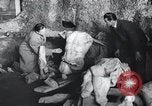 Standbild Ausgrabungen an der Grotte von Kaiser Tiberius Syrien, daraa Bosra, 1958, aus Sekunde 32 historischem Filmmaterial Videoclip 65675029303