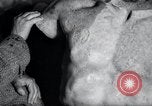 Standbild Ausgrabungen an der Grotte von Kaiser Tiberius Syrien, daraa Bosra, 1958, aus Sekunde 36 historischem Filmmaterial Videoclip 65675029303