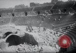 Standbild Ausgrabungen an der Grotte von Kaiser Tiberius Syrien, daraa Bosra, 1958, aus Sekunde 49 historischem Filmmaterial Videoclip 65675029303