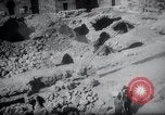 Standbild Ausgrabungen an der Grotte von Kaiser Tiberius Syrien, daraa Bosra, 1958, aus Sekunde 54 historischem Filmmaterial Videoclip 65675029303