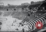 Standbild Ausgrabungen an der Grotte von Kaiser Tiberius Syrien, daraa Bosra, 1958, aus Sekunde 59 historischem Filmmaterial Videoclip 65675029303