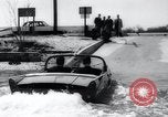 Standbild Amphicar Testen der US Long Island New York USA, 1960, aus Sekunde 47 historischem Filmmaterial Videoclip 65675029308