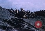 Immagine di Il sollevamento della bandiera americana di Iwo Jima Iwo Jima, 1945, secondo 28 filmato di repertorio 65675029325