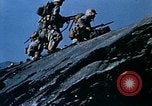 Immagine di Il sollevamento della bandiera americana di Iwo Jima Iwo Jima, 1945, secondo 42 filmato di repertorio 65675029325