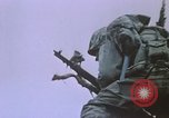 Standbild Artillerie Beschuss Iwo Jima, 1945, aus Sekunde 12 historischem Filmmaterial Videoclip 65675029326