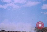Standbild Artillerie Beschuss Iwo Jima, 1945, aus Sekunde 29 historischem Filmmaterial Videoclip 65675029326