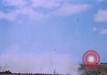 Standbild Artillerie Beschuss Iwo Jima, 1945, aus Sekunde 30 historischem Filmmaterial Videoclip 65675029326