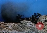 Standbild Artillerie Beschuss Iwo Jima, 1945, aus Sekunde 39 historischem Filmmaterial Videoclip 65675029326