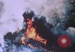 Standbild Flammenwerfer Iwo Jima, 1945, aus Sekunde 50 historischem Filmmaterial Videoclip 65675029327