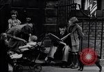 Standbild Slums in England Hong Kong Hafen und Drogen Vereinigtes Königreich, 1937, aus Sekunde 19 historischem Filmmaterial Videoclip 65675029409