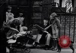 Standbild Slums in England Hong Kong Hafen und Drogen Vereinigtes Königreich, 1937, aus Sekunde 20 historischem Filmmaterial Videoclip 65675029409
