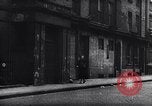 Standbild Slums in England Hong Kong Hafen und Drogen Vereinigtes Königreich, 1937, aus Sekunde 62 historischem Filmmaterial Videoclip 65675029409