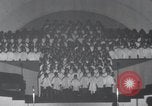 Standbild Ostern feiern Hollywood Los Angeles California USA, 1937, aus Sekunde 18 historischem Filmmaterial Videoclip 65675029448
