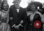 Standbild altmodische Parade Chicago Illinois USA, 1937, aus Sekunde 27 historischem Filmmaterial Videoclip 65675029449