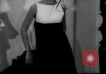 Immagine di Sera mini abiti Parigi Francia, 1967, secondo 12 filmato di repertorio 65675029473