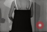 Immagine di Sera mini abiti Parigi Francia, 1967, secondo 15 filmato di repertorio 65675029473