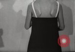 Immagine di Sera mini abiti Parigi Francia, 1967, secondo 16 filmato di repertorio 65675029473