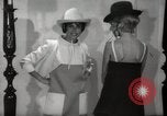 Immagine di Sera mini abiti Parigi Francia, 1967, secondo 19 filmato di repertorio 65675029473