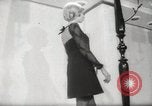 Immagine di Sera mini abiti Parigi Francia, 1967, secondo 41 filmato di repertorio 65675029473