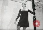 Immagine di Sera mini abiti Parigi Francia, 1967, secondo 42 filmato di repertorio 65675029473