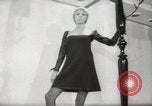 Immagine di Sera mini abiti Parigi Francia, 1967, secondo 43 filmato di repertorio 65675029473