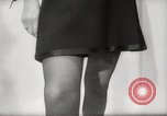 Immagine di Sera mini abiti Parigi Francia, 1967, secondo 44 filmato di repertorio 65675029473