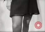 Immagine di Sera mini abiti Parigi Francia, 1967, secondo 45 filmato di repertorio 65675029473