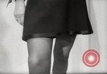 Immagine di Sera mini abiti Parigi Francia, 1967, secondo 46 filmato di repertorio 65675029473