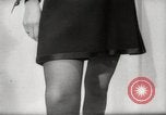 Immagine di Sera mini abiti Parigi Francia, 1967, secondo 47 filmato di repertorio 65675029473