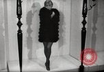 Immagine di Sera mini abiti Parigi Francia, 1967, secondo 48 filmato di repertorio 65675029473