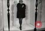 Immagine di Sera mini abiti Parigi Francia, 1967, secondo 49 filmato di repertorio 65675029473