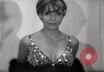 Immagine di Sera mini abiti Parigi Francia, 1967, secondo 57 filmato di repertorio 65675029473